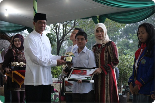 Pendiri sekaligus penasihat Paguyuban Budiasi, Mayjen TNI Doni Monardo, memberikan penghargaan kepada remaja pencinta lingkungan